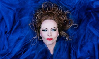 Mrt18 GZ Kik Anneke Van Giersbergen Zingt Kate Bush F Mark Uyl (Liggend) PT