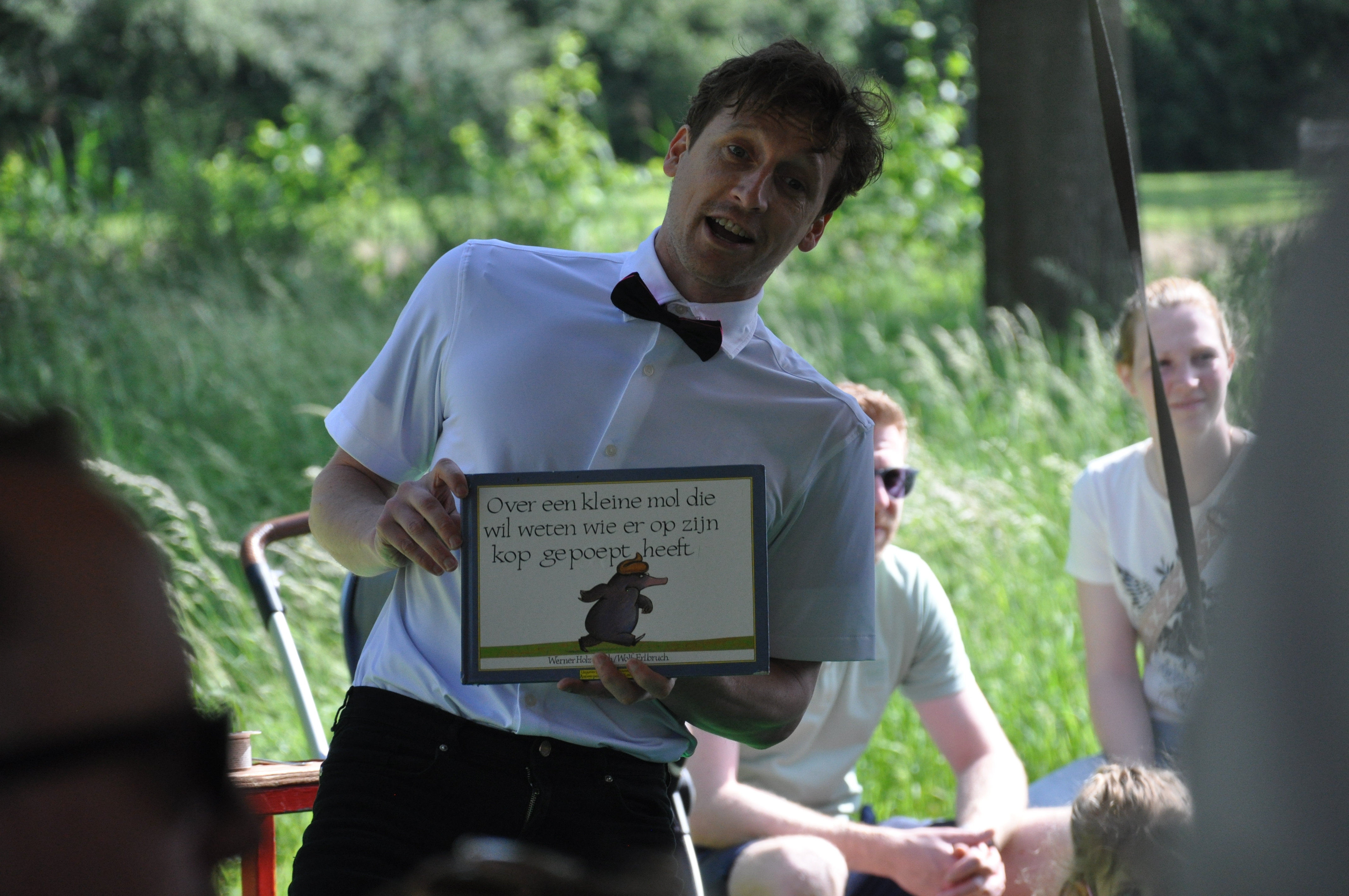 Mei09 DL Over Een Kleine Mol Die Wil Weten Wie Er Op Zijn Kop Heeft Gepoept SF (1)