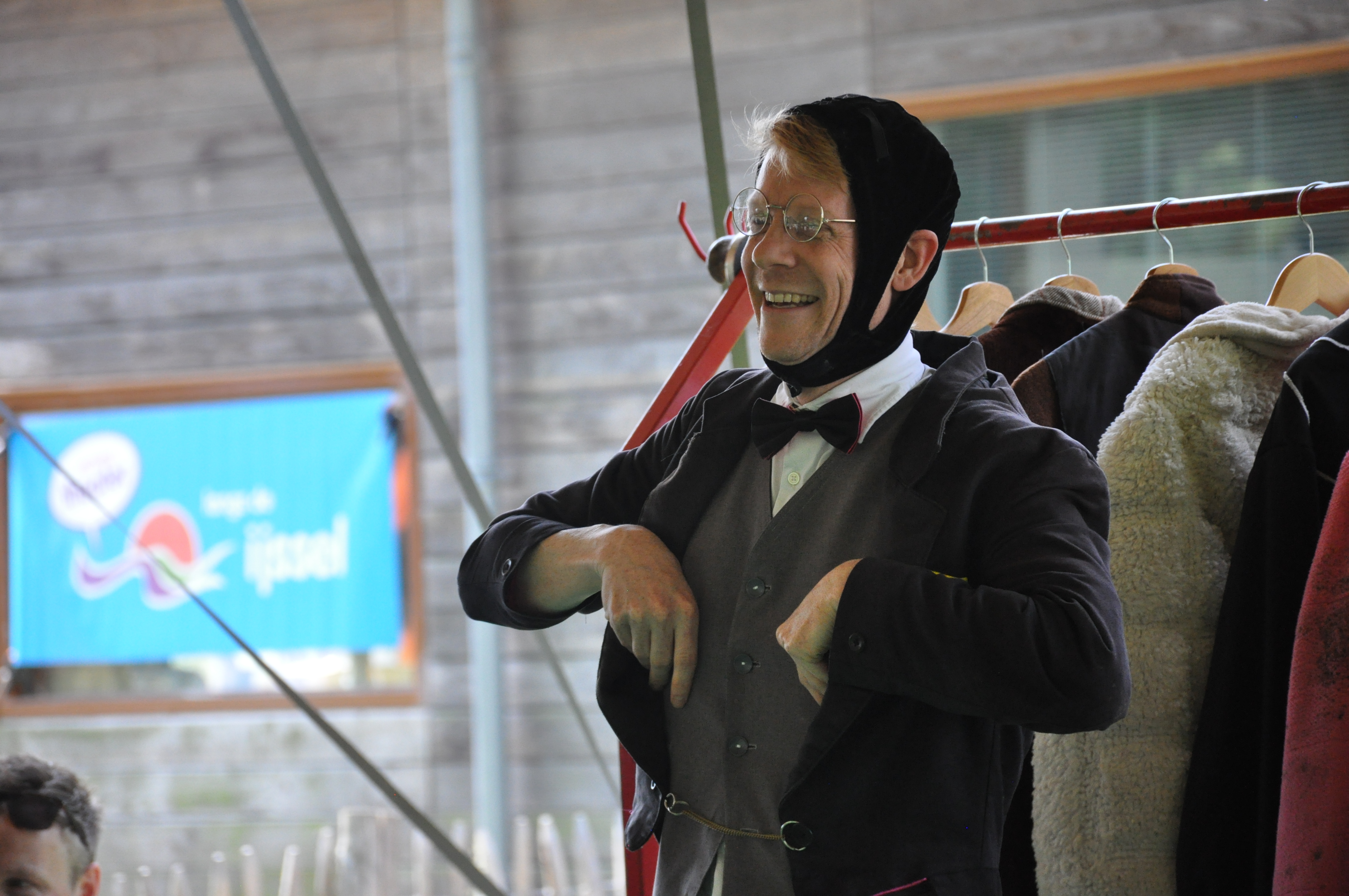 Mei09 DL Over Een Kleine Mol Die Wil Weten Wie Er Op Zijn Kop Heeft Gepoept SF (2)