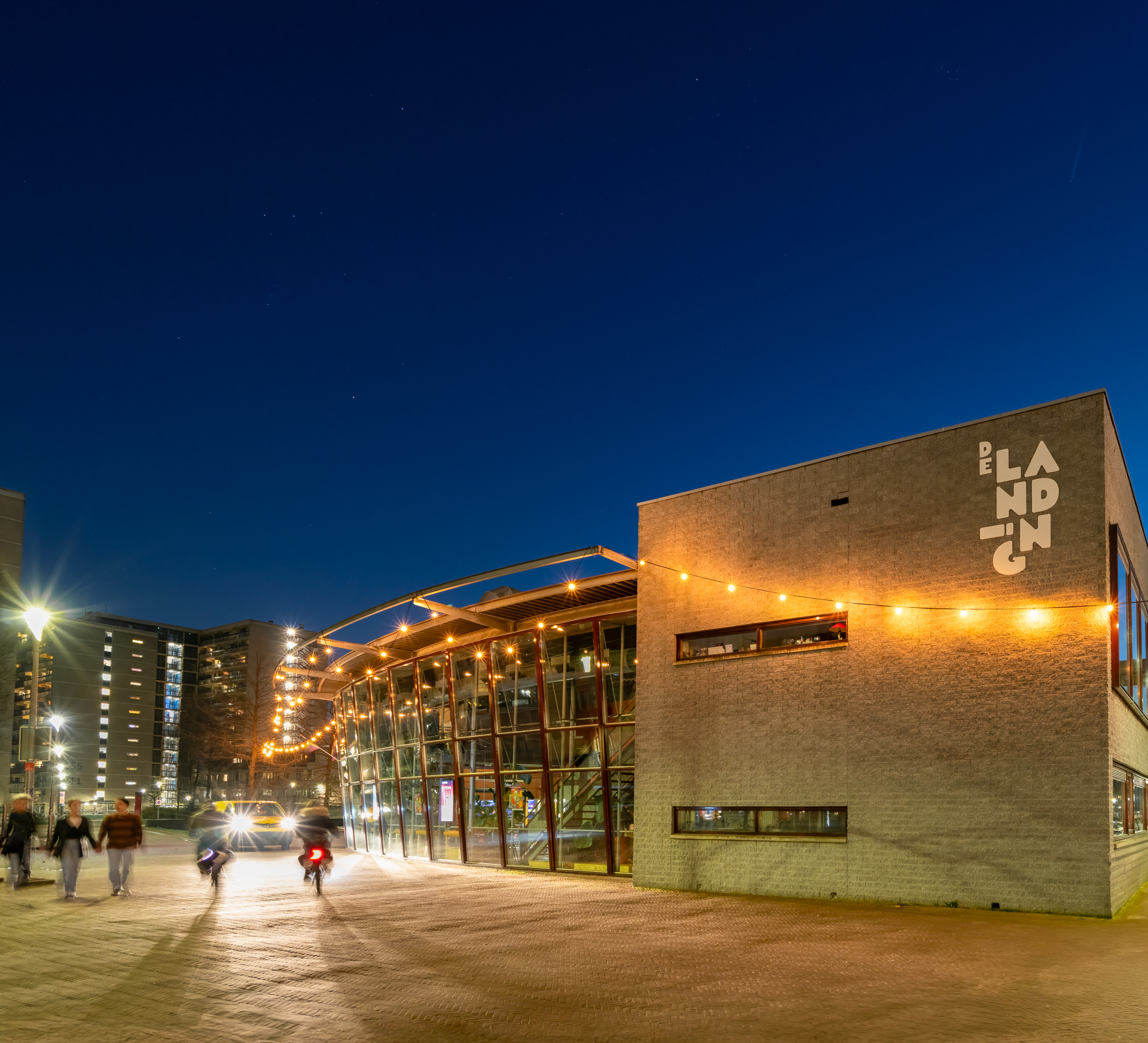 Theater De Landing Bij Nacht (1)