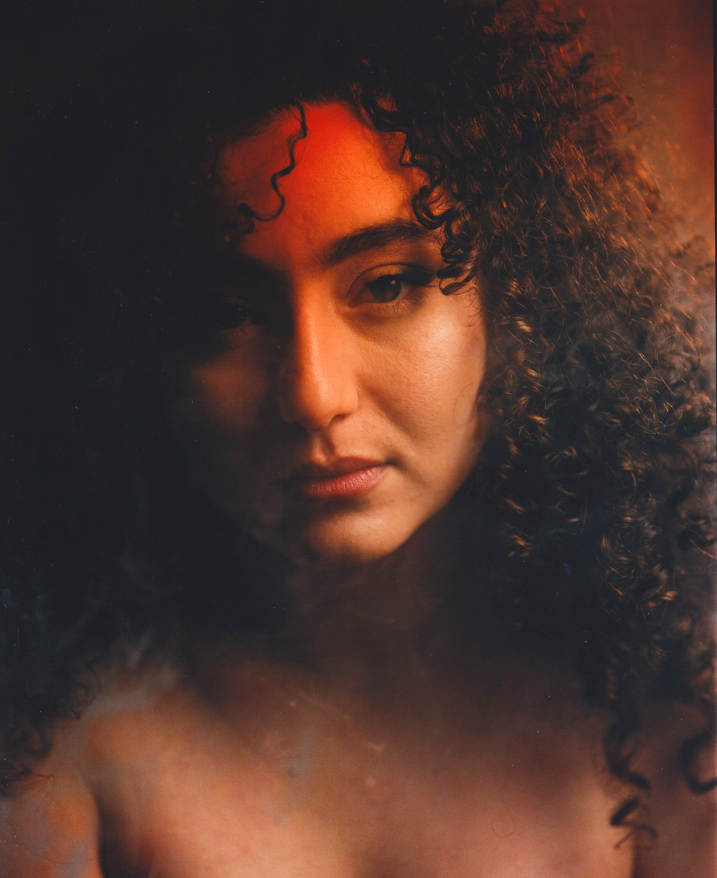 Feb21 KZ Toneelschuur Hedda F Tengbeh Kamara & E.V.A. Studio PF 150 Dpi Staand