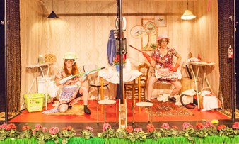 Mrt22 KZ Het Kleine Theater Buurvrouw En Buurvrouw F Dorien Grötzinger PF04