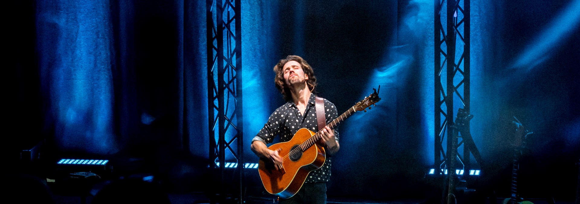 Feb05 KZ Mart Hillen The Big Six F Sharon Van Der Ven PF Liggend