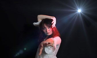 Nov22 KZ Suzanne Sanders The Kate Bush Story PF Liggend