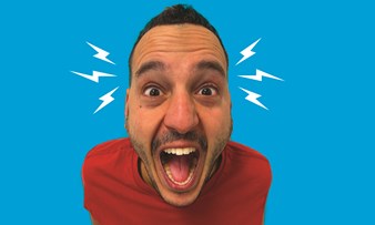 Mei01 KZ Anuar Ongeduldig Geduldig F La Comedy En Arie Koomen PF Banner Liggend Zonder Tekst