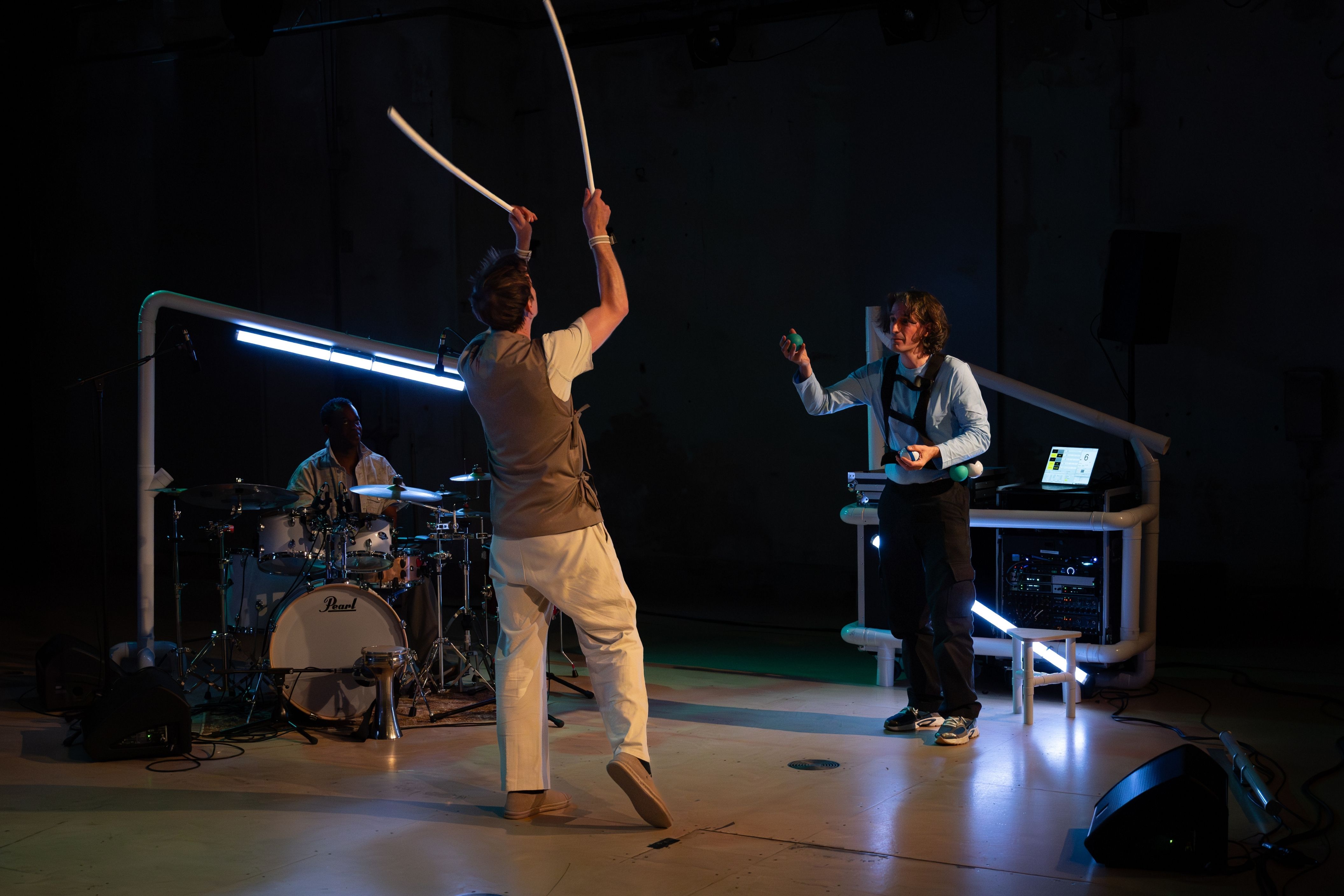 Dec04 DL Arthur En Guido Sounds Like Juggling F 2 SLJ INVITES Magdalena Wierzbicka HIRES Scènefoto1